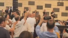 شاهد: عائلات القتلى الإسرائيليين انفجروا في وجه نتنياهو "اخجل من نفسك"